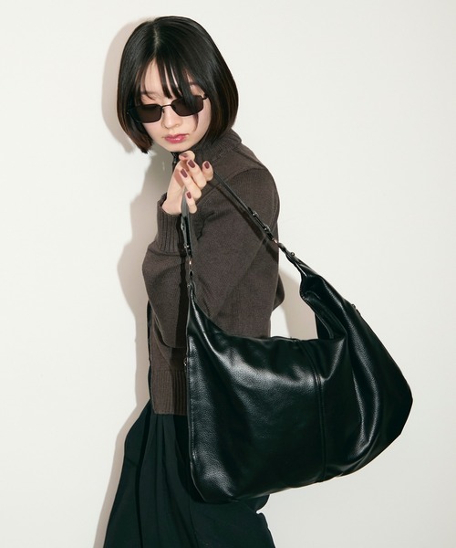 TONER（トナー）の「リラックスショルダーバッグ/ロゴプレート付き（ショルダーバッグ・レディース・レッド/グリーン/ブラウン/ブラック・FREE）」の2枚目の写真