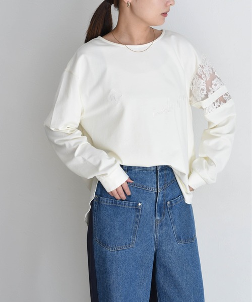 Eimee Law（エイミーロウ）の「スリーブレース テキスト刺繍ラウンドヘムトップス（Tシャツ/カットソー・レディース・オフホワイト/ブラック/アイボリー・FREE）」の3枚目の写真