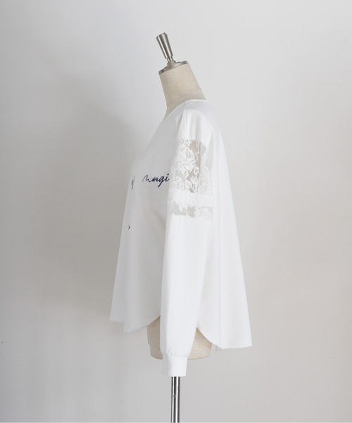 Eimee Law（エイミーロウ）の「スリーブレース テキスト刺繍ラウンドヘムトップス（Tシャツ/カットソー・レディース・オフホワイト/ブラック/アイボリー・FREE）」の4枚目の写真