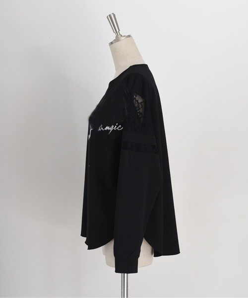 Eimee Law（エイミーロウ）の「スリーブレース テキスト刺繍ラウンドヘムトップス（Tシャツ/カットソー・レディース・オフホワイト/ブラック/アイボリー・FREE）」の6枚目の写真