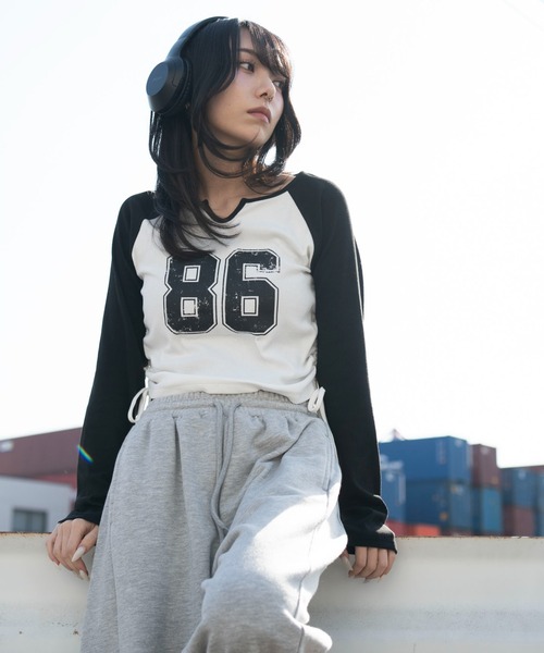 WEGO（ウィゴー）の「WEGO/【26年春夏新作】サイドドロストキーネックロンT（Tシャツ/カットソー・レディース・ブラック系その他5/ブラック/レッド・FREE）」の2枚目の写真