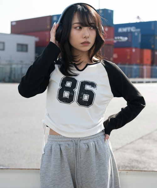 WEGO（ウィゴー）の「WEGO/【26年春夏新作】サイドドロストキーネックロンT（Tシャツ/カットソー・レディース・ブラック系その他5/ブラック/レッド・FREE）」の21枚目の写真