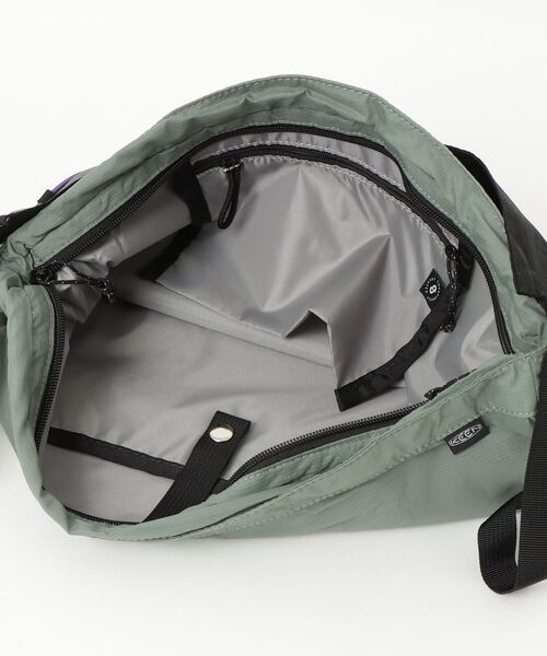 KEEN(キーン)の「NYLON SHELL SHOULDER / ナイロン シェル ショルダー(ショルダーバッグ・メンズ・グリーン系その他・OS)」の4枚目の写真