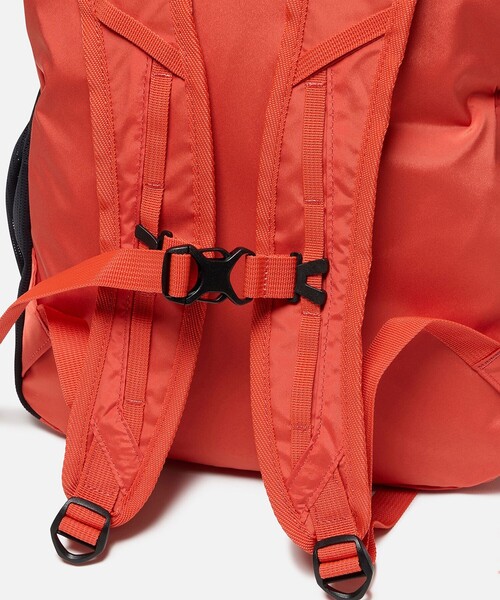 AIGLE(エーグル)の「撥水 ライト&コンパクト パッカブルバックパック 20L(バックパック/リュック・レディース・オレンジ/ホワイト/ダークネイビー/ダークブルー・FREE)」の15枚目の写真