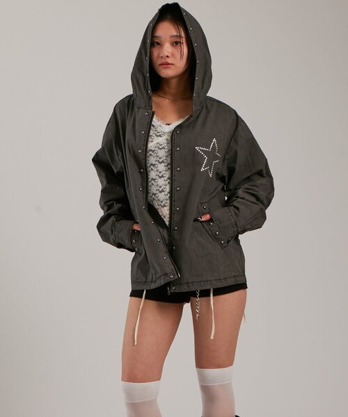 WHO'S WHO gallery(フーズフーギャラリー)の「【UNISEX】KOOKY'N スタースタッズフードシャツ(シャツ/ブラウス・レディース・チャコールグレー/サックスブルー/ブラック・FREE)」の5枚目の写真