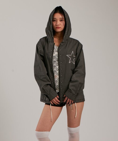 WHO'S WHO gallery(フーズフーギャラリー)の「【UNISEX】KOOKY'N スタースタッズフードシャツ(シャツ/ブラウス・レディース・チャコールグレー/サックスブルー/ブラック・FREE)」の6枚目の写真