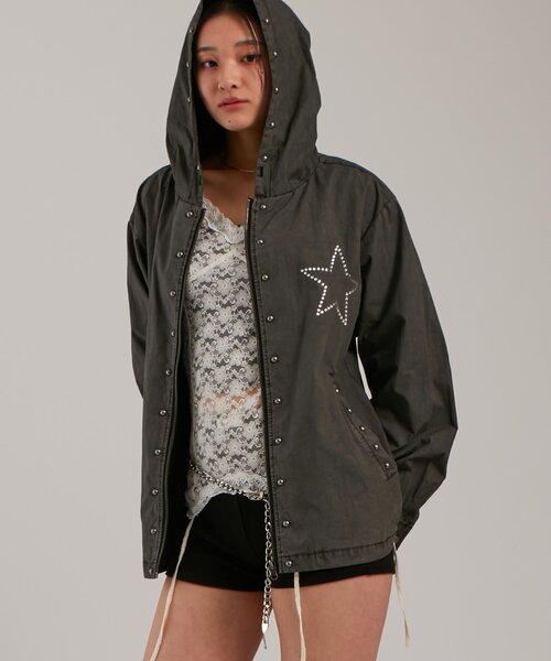 WHO'S WHO gallery(フーズフーギャラリー)の「【UNISEX】KOOKY'N スタースタッズフードシャツ(シャツ/ブラウス・レディース・チャコールグレー/サックスブルー/ブラック・FREE)」の7枚目の写真
