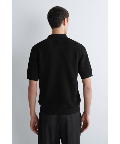 COS（コス）の「ワッフルニットコットンポロシャツ（ポロシャツ・メンズ・ブラック・M/L/XL/XS/S）」の3枚目の写真