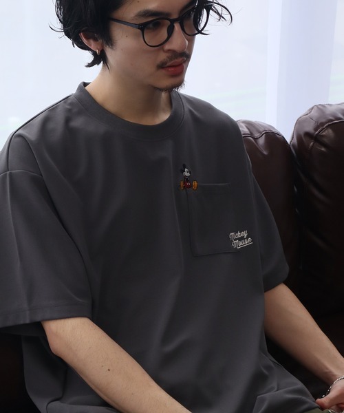 Disney(ディズニー)の「【Disney/ディズニー】アムンゼン ポケット付き ロゴ 半袖Tシャツ(Tシャツ/カットソー・メンズ・ブラック/ホワイト/チャコール/ダークブルー・M/L/LL)」の3枚目の写真