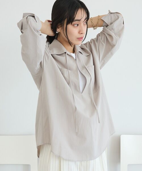 CRAFT STANDARD BOUTIQUE(クラフトスタンダードブティック)の「Vネックスキッパーシャツ(シャツ/ブラウス・レディース・オフホワイト/グレイッシュベージュ/サックスブルー・FREE)」の2枚目の写真