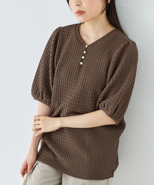 LAVEANGE(ラビアンジェ)の「2WAYカットジャガードプルオーバー|前後2WAYで着回し自在、主役級トップス/半袖/パフスリーブ/ぽこぽこ素材/洗える(Tシャツ/カットソー・レディース・ブラウン/ブラック/グレイッシュベージュ・M/LL/3L/4L/5L)」の2枚目の写真