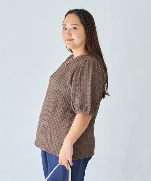 LAVEANGE(ラビアンジェ)の「2WAYカットジャガードプルオーバー|前後2WAYで着回し自在、主役級トップス/半袖/パフスリーブ/ぽこぽこ素材/洗える(Tシャツ/カットソー・レディース・ブラウン/ブラック/グレイッシュベージュ・M/LL/3L/4L/5L)」の17枚目の写真