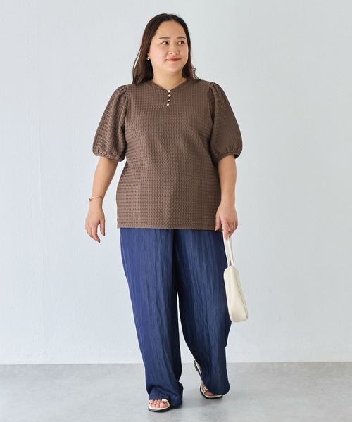 LAVEANGE(ラビアンジェ)の「2WAYカットジャガードプルオーバー|前後2WAYで着回し自在、主役級トップス/半袖/パフスリーブ/ぽこぽこ素材/洗える(Tシャツ/カットソー・レディース・ブラウン/ブラック/グレイッシュベージュ・M/LL/3L/4L/5L)」の19枚目の写真