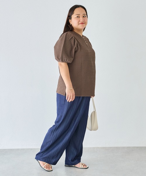 LAVEANGE(ラビアンジェ)の「2WAYカットジャガードプルオーバー|前後2WAYで着回し自在、主役級トップス/半袖/パフスリーブ/ぽこぽこ素材/洗える(Tシャツ/カットソー・レディース・ブラウン/ブラック/グレイッシュベージュ・M/LL/3L/4L/5L)」の20枚目の写真