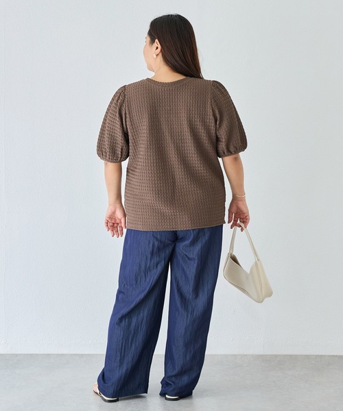LAVEANGE(ラビアンジェ)の「2WAYカットジャガードプルオーバー|前後2WAYで着回し自在、主役級トップス/半袖/パフスリーブ/ぽこぽこ素材/洗える(Tシャツ/カットソー・レディース・ブラウン/ブラック/グレイッシュベージュ・M/LL/3L/4L/5L)」の21枚目の写真
