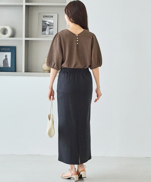 LAVEANGE(ラビアンジェ)の「2WAYカットジャガードプルオーバー|前後2WAYで着回し自在、主役級トップス/半袖/パフスリーブ/ぽこぽこ素材/洗える(Tシャツ/カットソー・レディース・ブラウン/ブラック/グレイッシュベージュ・M/LL/3L/4L/5L)」の5枚目の写真