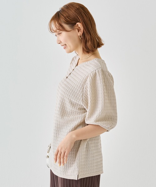 LAVEANGE(ラビアンジェ)の「2WAYカットジャガードプルオーバー|前後2WAYで着回し自在、主役級トップス/半袖/パフスリーブ/ぽこぽこ素材/洗える(Tシャツ/カットソー・レディース・ブラウン/ブラック/グレイッシュベージュ・M/LL/3L/4L/5L)」の8枚目の写真