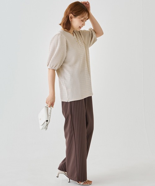 LAVEANGE(ラビアンジェ)の「2WAYカットジャガードプルオーバー|前後2WAYで着回し自在、主役級トップス/半袖/パフスリーブ/ぽこぽこ素材/洗える(Tシャツ/カットソー・レディース・ブラウン/ブラック/グレイッシュベージュ・M/LL/3L/4L/5L)」の14枚目の写真
