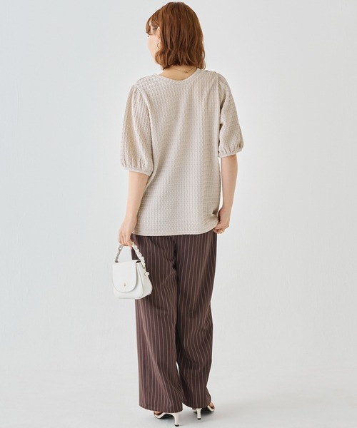 LAVEANGE(ラビアンジェ)の「2WAYカットジャガードプルオーバー|前後2WAYで着回し自在、主役級トップス/半袖/パフスリーブ/ぽこぽこ素材/洗える(Tシャツ/カットソー・レディース・ブラウン/ブラック/グレイッシュベージュ・M/LL/3L/4L/5L)」の15枚目の写真