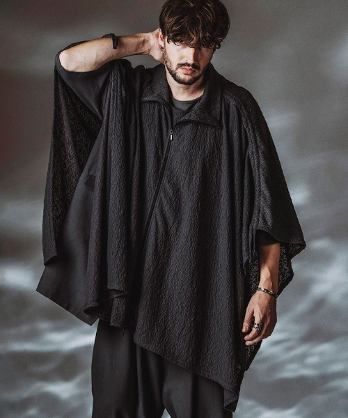 NO ID.（ノーアイディ）の「mj11499- ﾄﾞﾛｰｽﾄﾘﾝｸﾞｽﾊｲｶﾗｰﾎﾟﾝﾁｮ(458006-462T)（ポンチョ・メンズ・ホワイト/ブラック/グレー・ONE SIZE）」の6枚目の写真