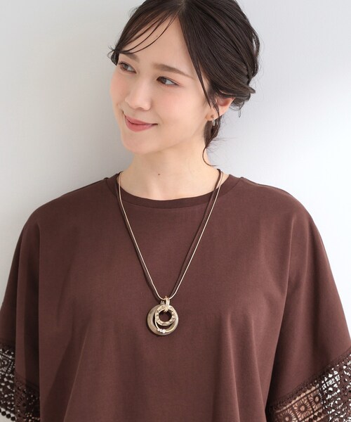 SHOO・LA・RUE(シューラルー)の「樹脂リングコード&チェーンネックレス(ネックレス・レディース・チャコールグレー/ダークブラウン/ベージュ・00)」の4枚目の写真