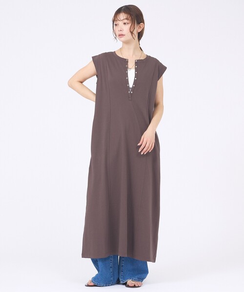 abahouse mavie(アバハウスマヴィ)の「【接触冷感!速乾!】ヘンリーネック2WAYワンピース(ワンピース・レディース・ブラック/ブルー/ブラウン・フリー)」の2枚目の写真