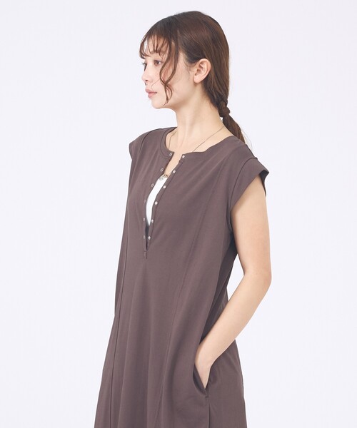 abahouse mavie(アバハウスマヴィ)の「【接触冷感!速乾!】ヘンリーネック2WAYワンピース(ワンピース・レディース・ブラック/ブルー/ブラウン・フリー)」の10枚目の写真