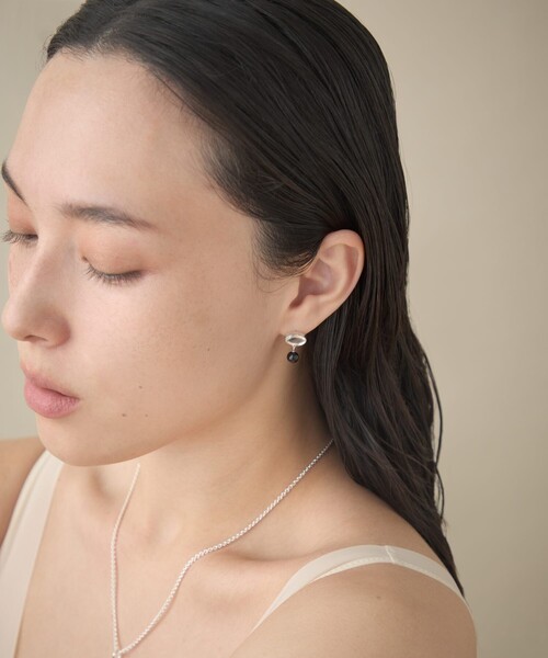 ete bijoux（エテビジュー）の「[スフィア] クォーツ/ブラックカルセドニー ピアス（ピアス（両耳用）・レディース・シルバー・FREE）」の4枚目の写真