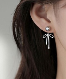 耳元に上品な華やかさを添える、2way仕様のパールリボンピアス