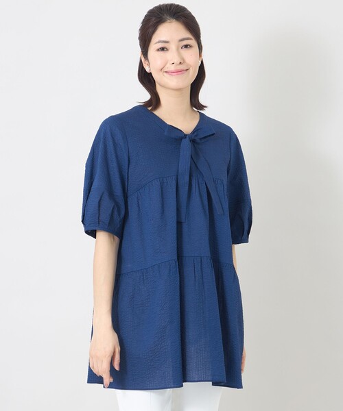 TO BE CHIC(トゥー ビー シック)の「ウェーブローン エアリーティアードチュニック(シャツ/ブラウス・レディース・ライトブルー/チャコールグレー/ブラック・40)」の3枚目の写真