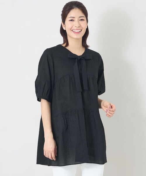 TO BE CHIC(トゥー ビー シック)の「ウェーブローン エアリーティアードチュニック(シャツ/ブラウス・レディース・ライトブルー/チャコールグレー/ブラック・40)」の1枚目の写真