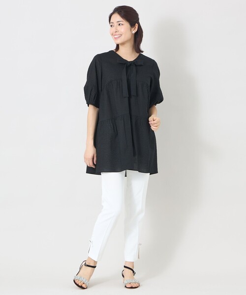TO BE CHIC(トゥー ビー シック)の「ウェーブローン エアリーティアードチュニック(シャツ/ブラウス・レディース・ライトブルー/チャコールグレー/ブラック・40)」の4枚目の写真