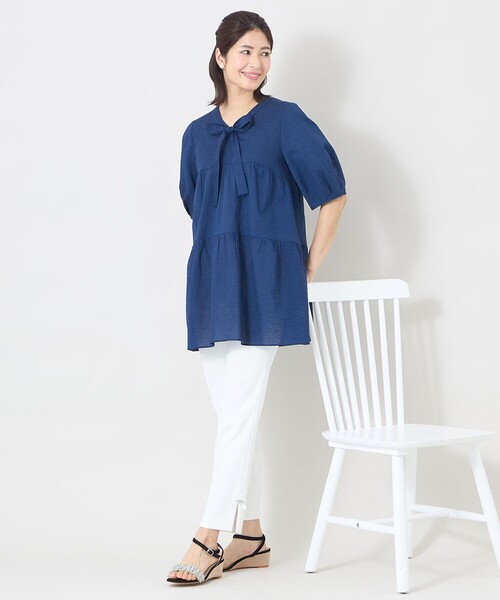 TO BE CHIC(トゥー ビー シック)の「ウェーブローン エアリーティアードチュニック(シャツ/ブラウス・レディース・ライトブルー/チャコールグレー/ブラック・40)」の6枚目の写真