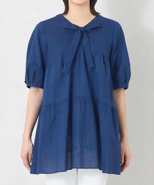 TO BE CHIC(トゥー ビー シック)の「ウェーブローン エアリーティアードチュニック(シャツ/ブラウス・レディース・ライトブルー/チャコールグレー/ブラック・40)」の7枚目の写真