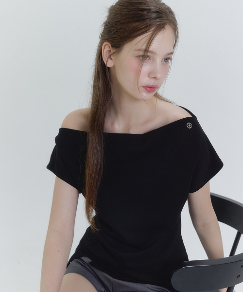 MICANE（ミケーネ）の「ルーズオフショルダーピンタックTシャツ（Tシャツ/カットソー・レディース・アイボリー/ブラック・SMALL/MEDIUM/LARGE/X-LARGE）」の3枚目の写真