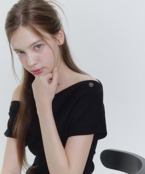 MICANE（ミケーネ）の「ルーズオフショルダーピンタックTシャツ（Tシャツ/カットソー・レディース・アイボリー/ブラック・SMALL/MEDIUM/LARGE/X-LARGE）」の4枚目の写真