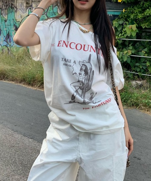 HALEY PESCA(ヘーリーペスカ)の「HALEY PESCA/カウガールプリントワンショルダーオーバーTシャツ(Tシャツ/カットソー・レディース・ホワイト・MEDIUM/SMALL)」の2枚目の写真