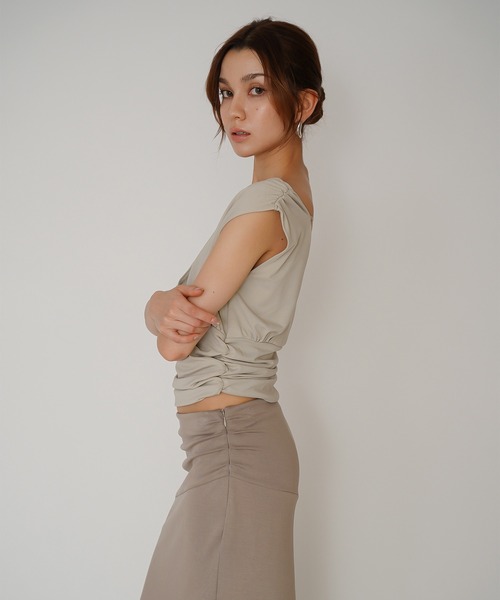 KINO THE KEI(キノザケイ)の「2WAY スリーブ サイドギャザー コンパクト トップス KINO THE KEI(タンクトップ・レディース・ブラック/ライトイエロー/グレイッシュベージュ・フリー)」の13枚目の写真