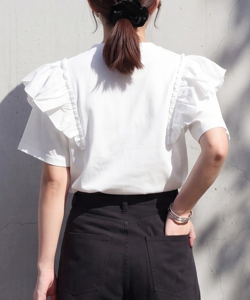 SELECT LEVERY（セレクトリベリー）の「ショルダーフリルTシャツ（Tシャツ/カットソー・レディース・ブラック/オフホワイト・FREE）」の11枚目の写真