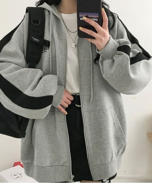 Lips(リップス)の「トレンド感たっぷりのラインデザイン!ゆるっと羽織れるオーバーサイズパーカー(パーカー・レディース・グレー・FREE)」の10枚目の写真