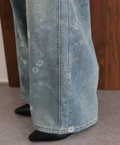 J by blue(ジェイバイブルー)の「フラワージャガードデニム(デニムパンツ・レディース・ブルー・LARGE/MEDIUM)」の2枚目の写真