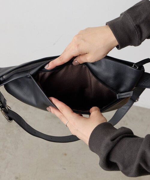 ear PAPILLONNER(イアパピヨネ)の「《本革》バックル2WAYショルダーバッグ(ショルダーバッグ・レディース・ブラック/ブラウン・FREE)」の5枚目の写真
