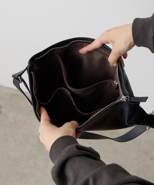 ear PAPILLONNER(イアパピヨネ)の「《本革》バックル2WAYショルダーバッグ(ショルダーバッグ・レディース・ブラック/ブラウン・FREE)」の6枚目の写真