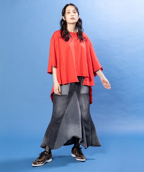 OSMOSIS(オズモーシス)の「配色ステッチバックロングフレアーTシャツ(Tシャツ/カットソー・レディース・ホワイト/ブラック/レッド・ONE SIZE)」の4枚目の写真