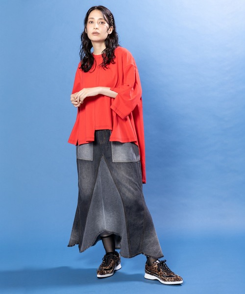 OSMOSIS(オズモーシス)の「配色ステッチバックロングフレアーTシャツ(Tシャツ/カットソー・レディース・ホワイト/ブラック/レッド・ONE SIZE)」の5枚目の写真