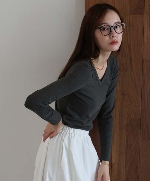 J by blue(ジェイバイブルー)の「ベーシッククルーネックカットソー(Tシャツ/カットソー・レディース・チャコールグレー/ホワイト/ブラック/ボルドー・MEDIUM)」の3枚目の写真