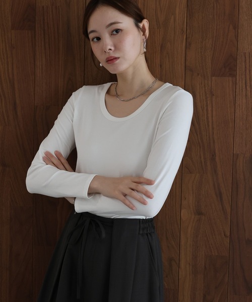 J by blue(ジェイバイブルー)の「ベーシッククルーネックカットソー(Tシャツ/カットソー・レディース・チャコールグレー/ホワイト/ブラック/ボルドー・MEDIUM)」の5枚目の写真
