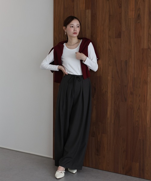 J by blue(ジェイバイブルー)の「ベーシッククルーネックカットソー(Tシャツ/カットソー・レディース・チャコールグレー/ホワイト/ブラック/ボルドー・MEDIUM)」の6枚目の写真