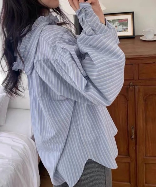 SHOUYO（ショウヨウ）の「ギャザーデザインフード付きシャツ（シャツ/ブラウス・レディース・オフホワイト/ブルー・M）」の4枚目の写真