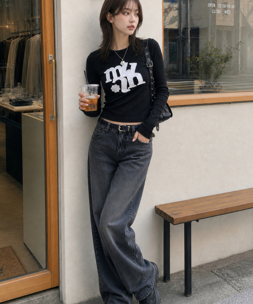 muahmuah（ムーアムーア）の「ヴィンテージアップリケロゴ 長袖Tシャツ [ブラック]（Tシャツ/カットソー・レディース・その他・FREE）」の2枚目の写真